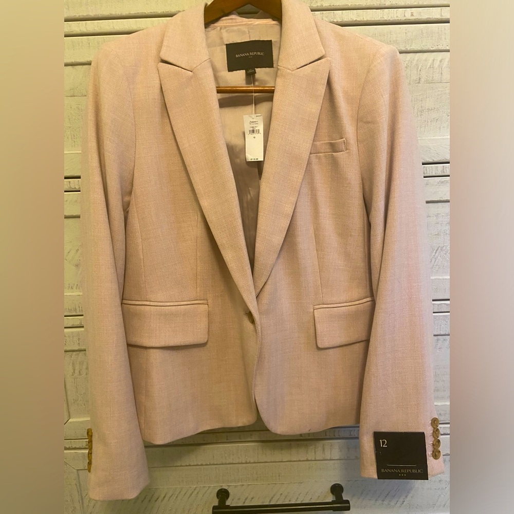 Banana Republic Light Pink Blazer- Size 12. Never worn/tags still intact.💗